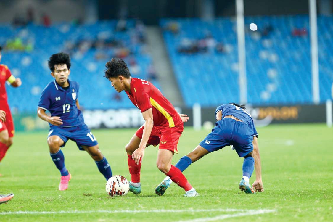 Pha tranh bóng giữa các cầu thủ hai đội Pha tranh bóng giữa các cầu thủ hai đội