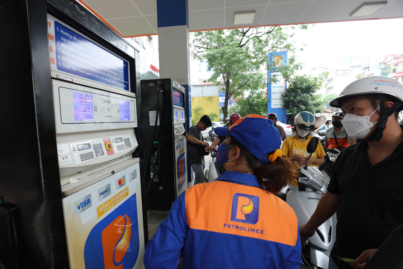 Nhiều ý kiến đề nghị tiếp tục duy trì Quỹ bình ổn giá xăng dầu ảnh: Như Ý