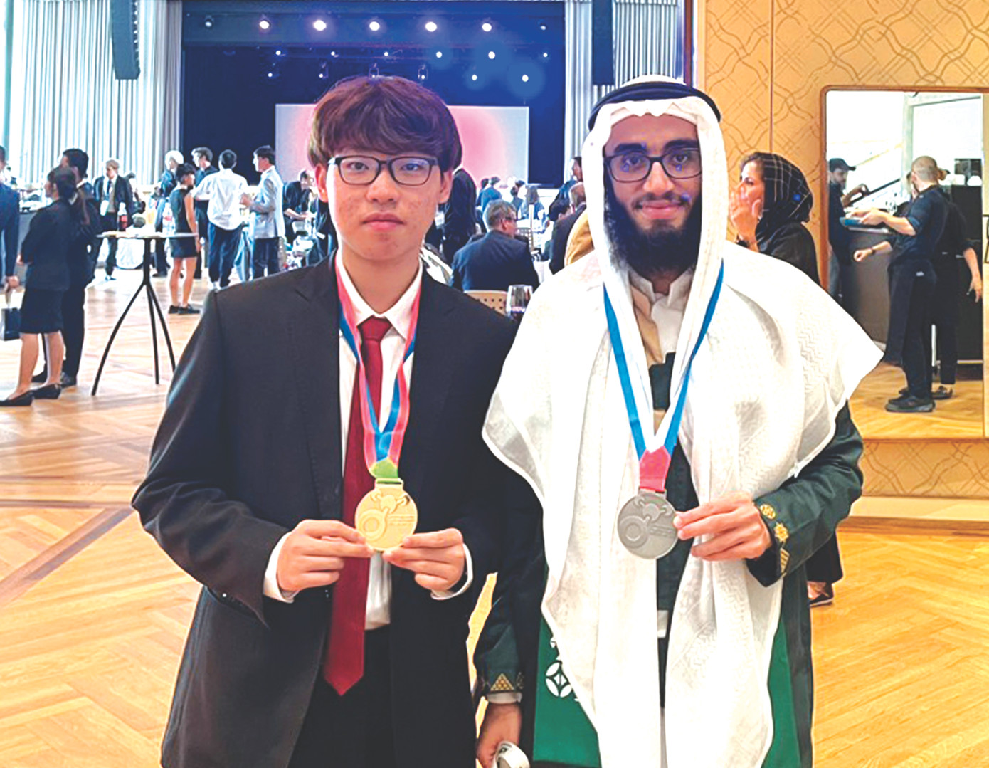 Nguyễn Mạnh Khôi cùng một thí sinh người Ả rập tại kỳ thi Olympic quốc tế năm 2023 Ảnh: NVCC