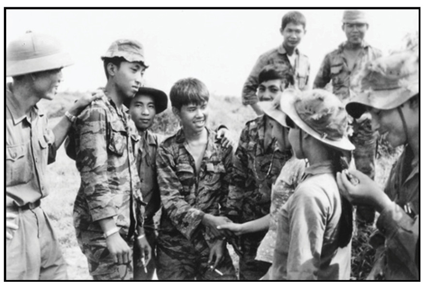 Dân quân Quảng Trị bắt tay người lính Sài Gòn