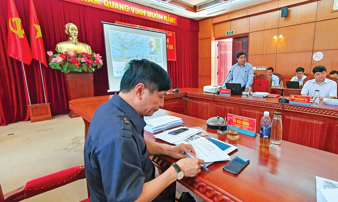 Bí thư Bùi Văn Cường và Thường vụ tỉnh ủy Đắk Lắk đang nghe ứng viên Võ Ngọc Tuyên trình bày “nếu tôi là bí thư huyện ủy” Bí thư Bùi Văn Cường và Thường vụ tỉnh ủy Đắk Lắk đang nghe ứng viên Võ Ngọc Tuyên trình bày “nếu tôi là bí thư huyện ủy”