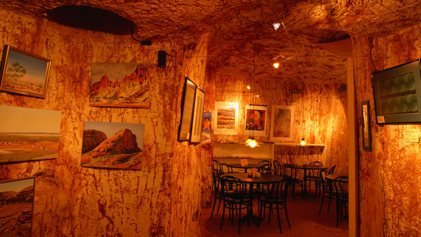 Không chỉ có nhà ở dưới lòng đất, Coober Pedy còn có cả những nhà hàng, cửa hàng và nhà nghỉ.