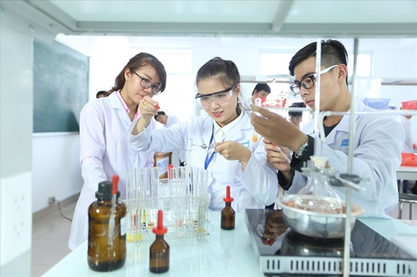 Các chuyên gia đang làm việc trong phòng thí nghiệm tại TPHCM Ảnh: pv