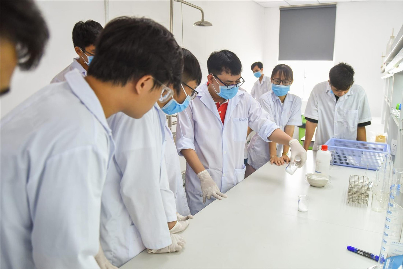 Các chuyên gia đang làm việc trong phòng thí nghiệm tại TPHCM