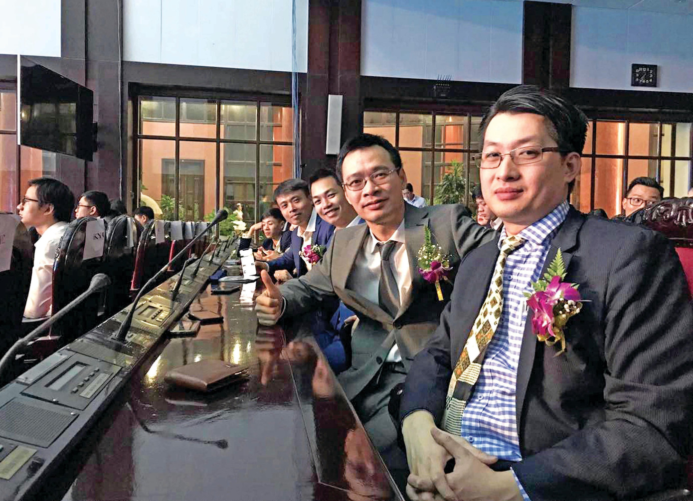 Anh Nguyễn Đình Quý (ngoài cùng phải) cùng thành viên nhóm VietSearch Lưu Vĩnh Toàn, Phạm Xuân Lâm, Hà Duyên Hóa trong lễ trao giải Nhân tài đất Việt 2019. Ảnh: NVCC