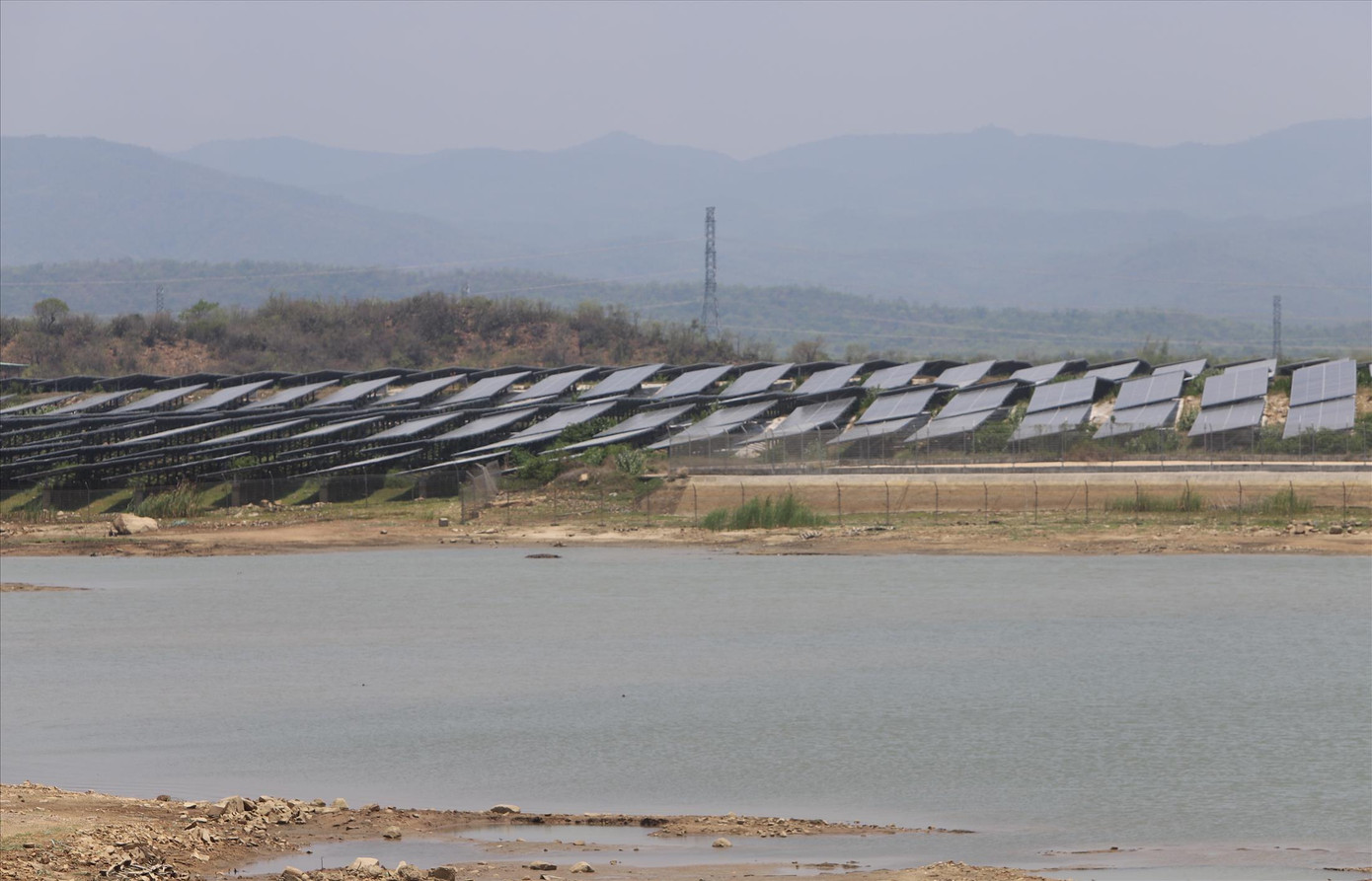 Nhà máy ĐMT Bàu Ngứ chặn đường gia súc của người dân xuống uống nước Ảnh: CÔNG HOAN