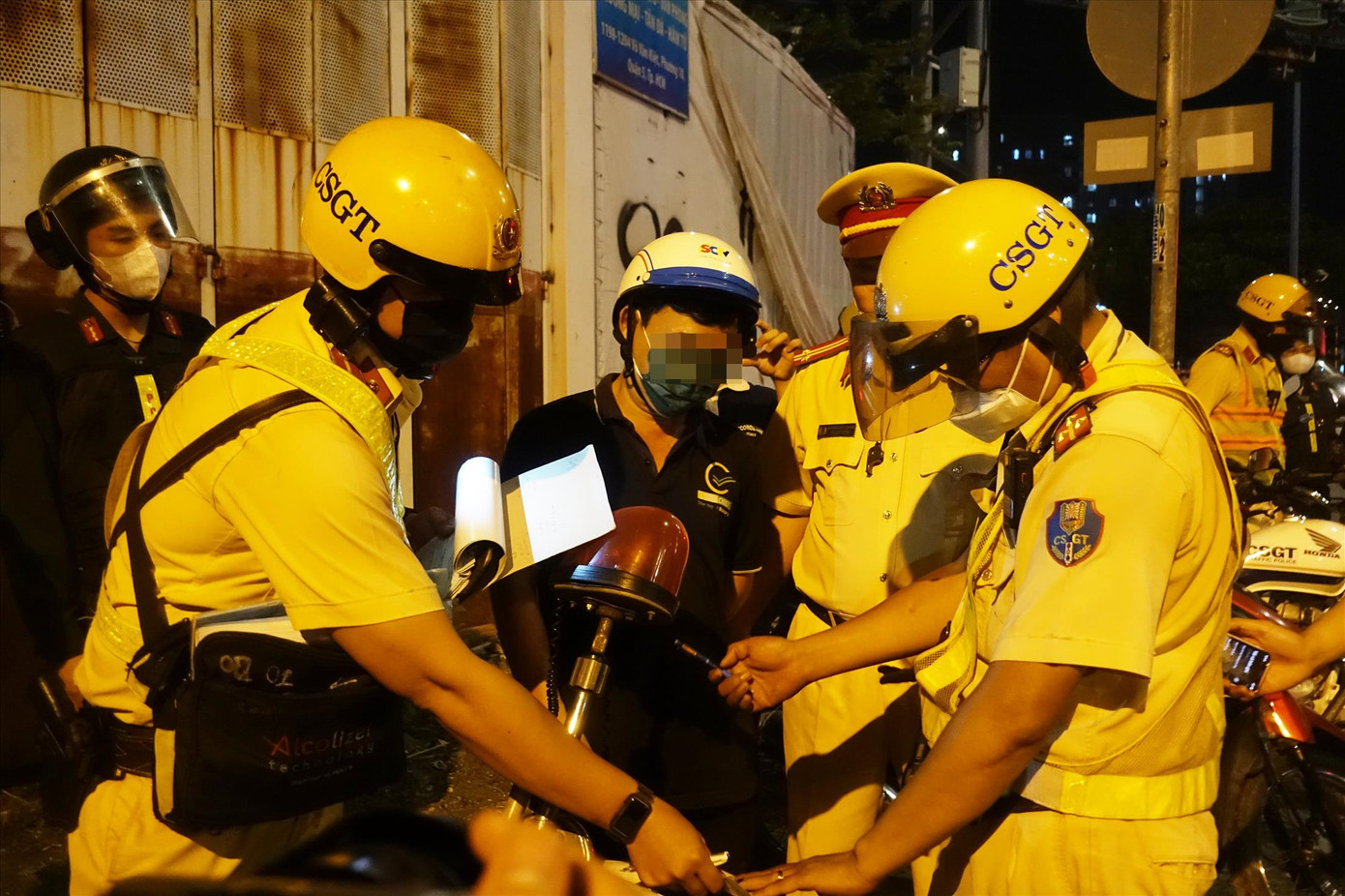 Ông N.T.N không hợp tác ký biên bản và bỏ lại phương tiện khi bị xử lý vi phạm nồng độ cồn Ảnh: PV