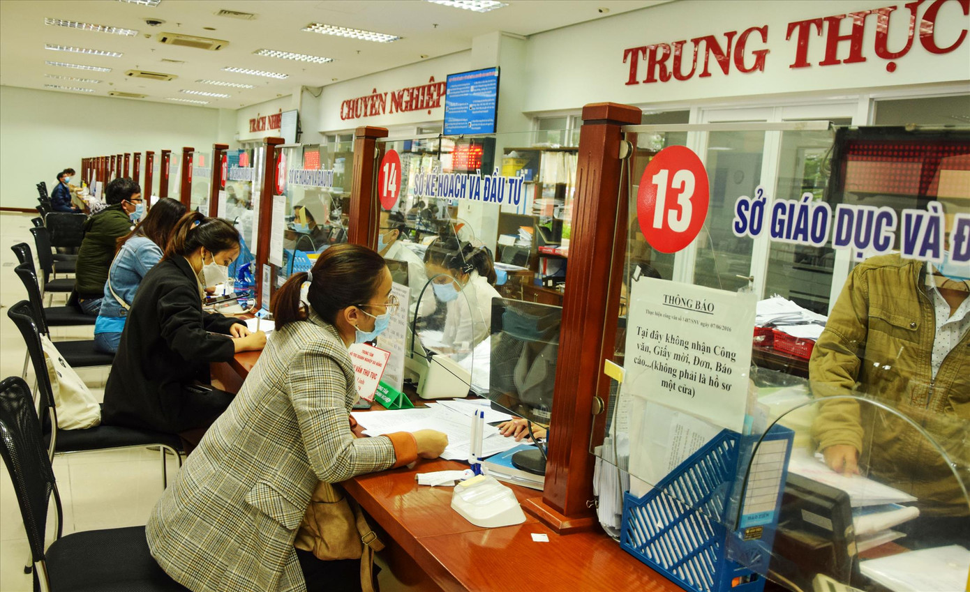 Cán bộ, công chức Đà Nẵng làm việc tại trung tâm hành chính TP Ảnh: Nguyễn Thành