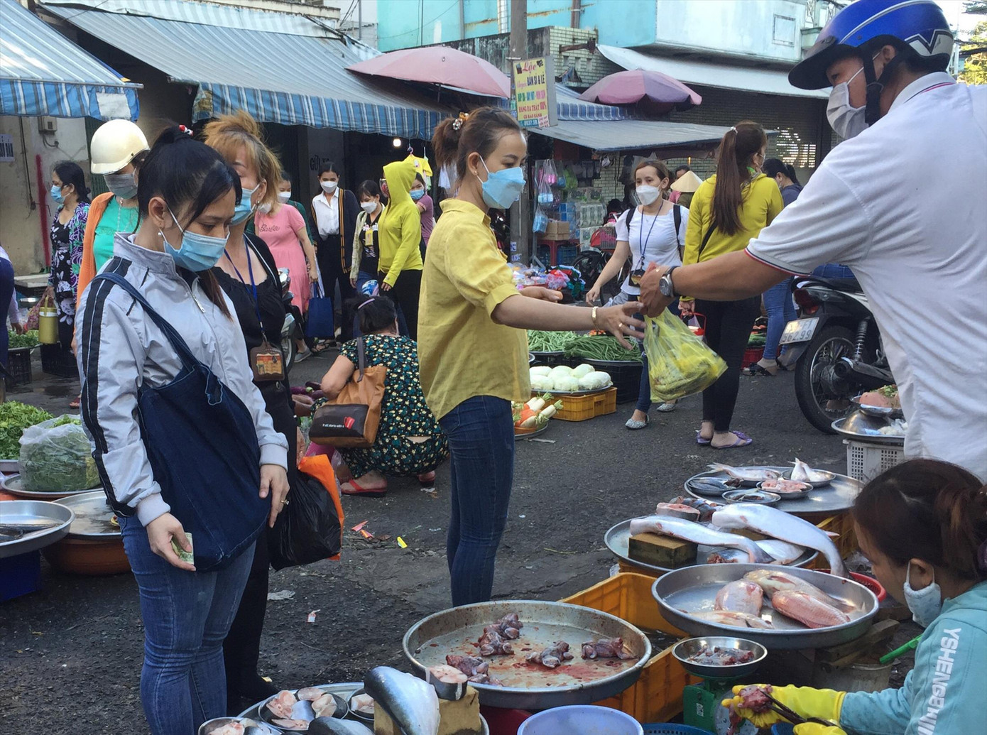 Nhiều người phải tính toán chi li để tiết kiệm từng đồng mỗi lần đi chợ Ảnh: Hoàng Trang Nhiều người phải tính toán chi li để tiết kiệm từng đồng mỗi lần đi chợ Ảnh: Hoàng Trang