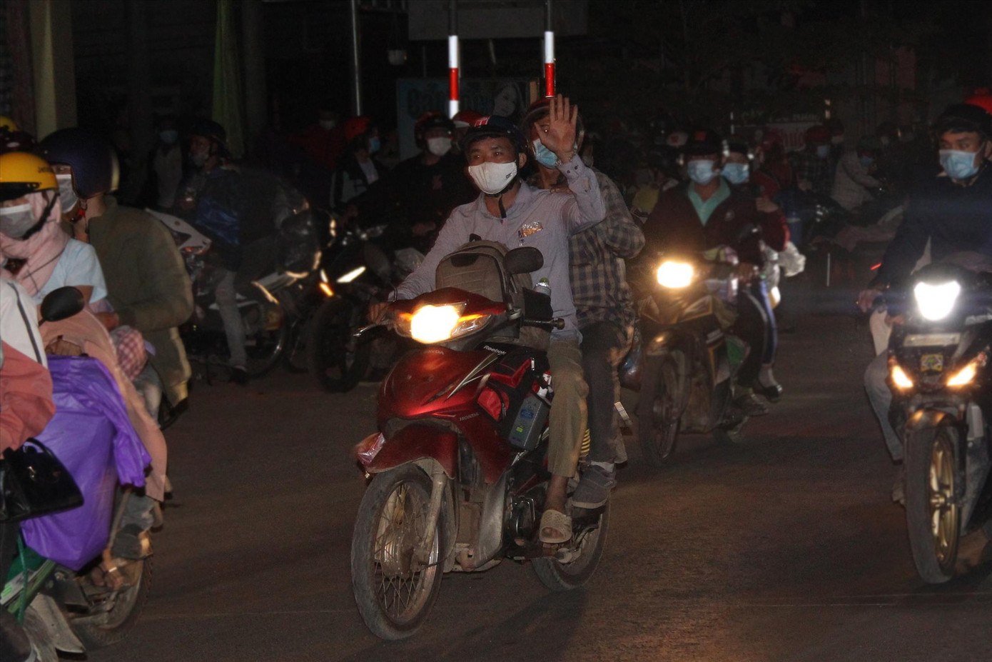 Ông Nguyễn Văn Sáng vẫy tay cảm ơn các TNV đã sửa xe giúp mình và tiếp tục hành trình Ông Nguyễn Văn Sáng vẫy tay cảm ơn các TNV đã sửa xe giúp mình và tiếp tục hành trình