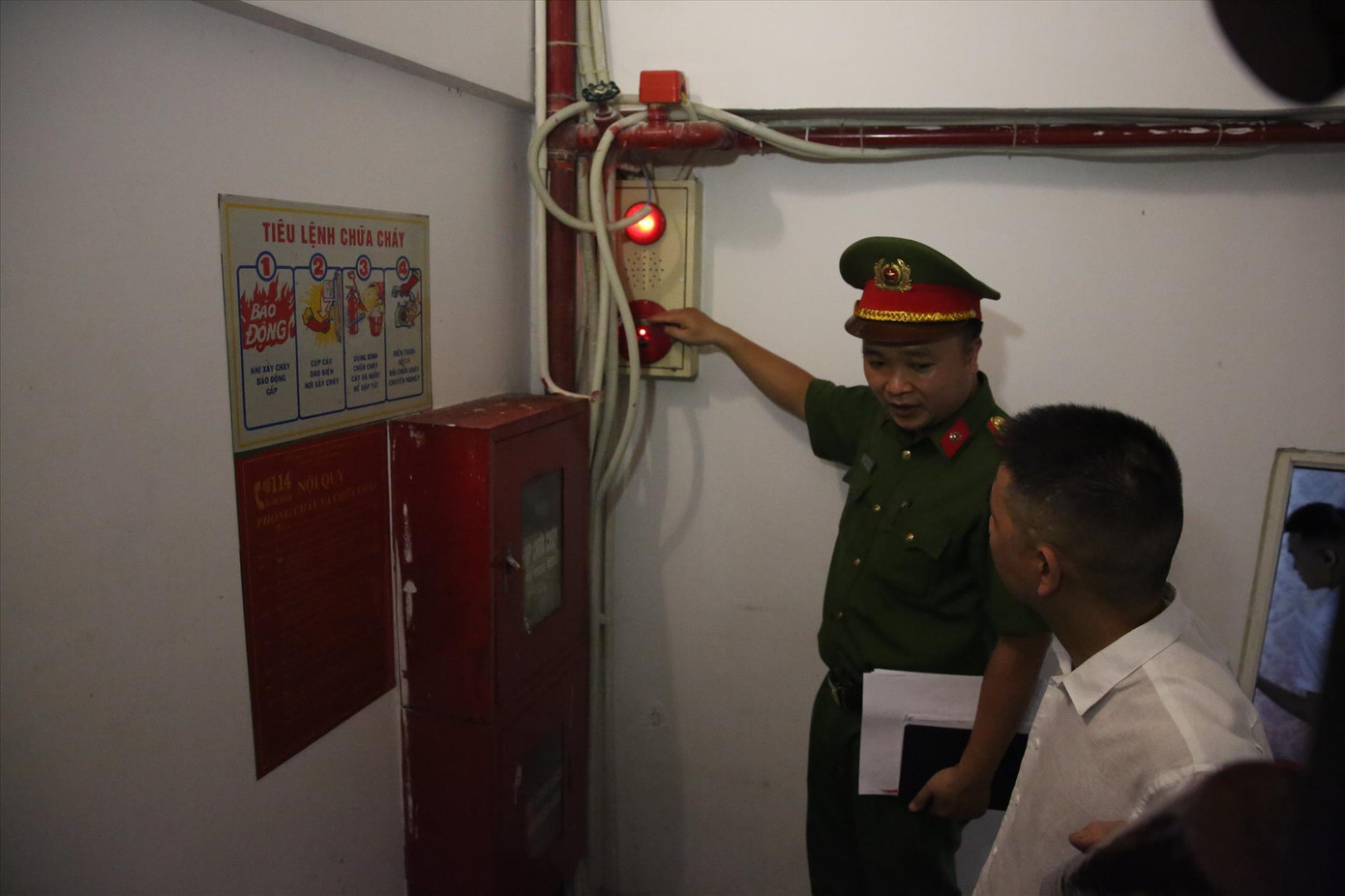 Công an Hà Nội kiểm tra an toàn PCCC tại cơ sở kinh doanh karaoke Công an Hà Nội kiểm tra an toàn PCCC tại cơ sở kinh doanh karaoke