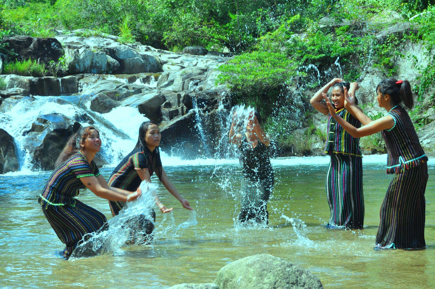 Thiếu nữ M’nông bên thác Đắk Tuôr Thiếu nữ M’nông bên thác Đắk Tuôr