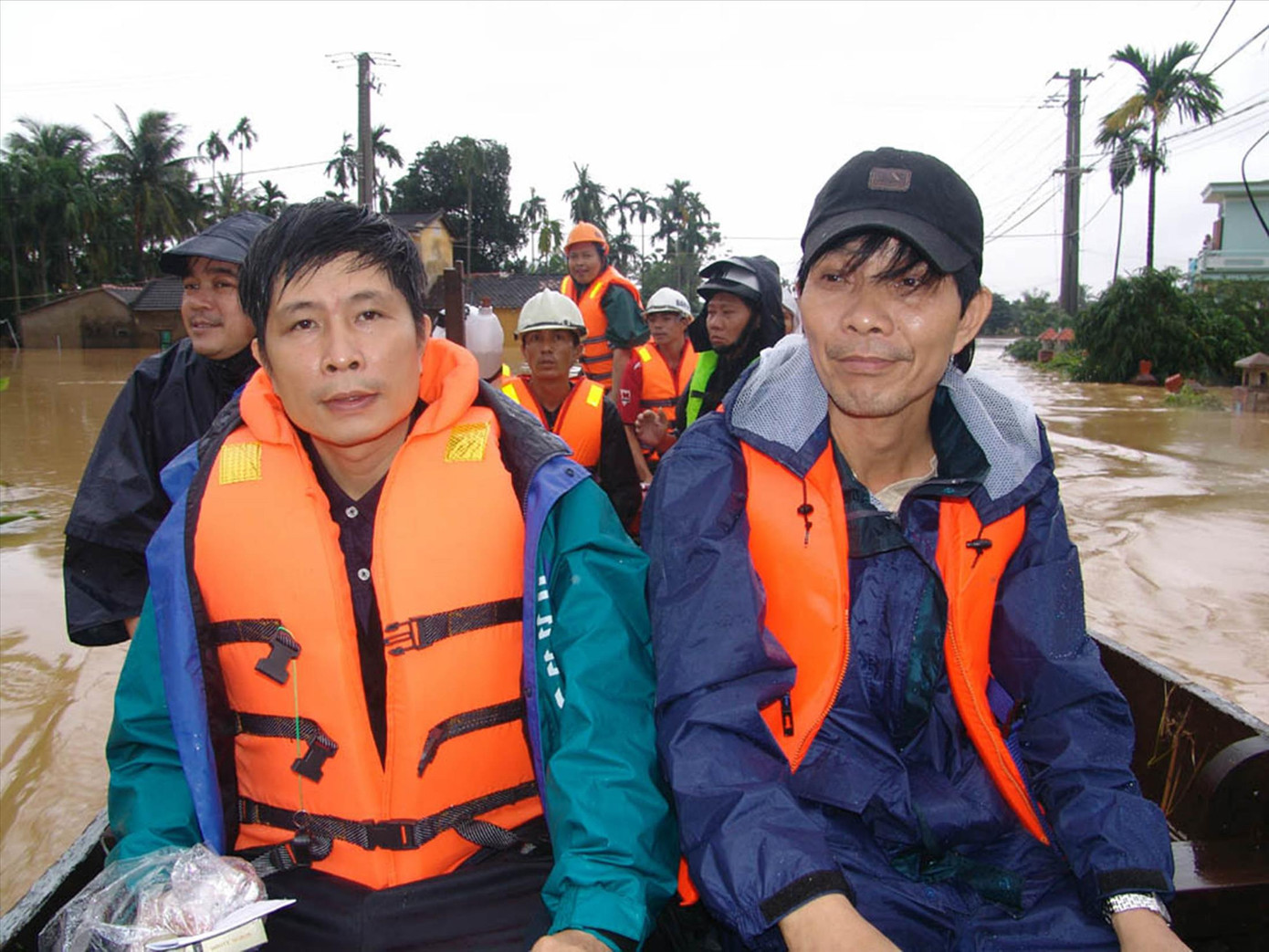 Tác giả Nguyễn Sự - bên phải, cùng nhà báo Trần Tuấn trong một lần kiểm tra tình hình lũ lụt tại Hội An. Ảnh: P.V