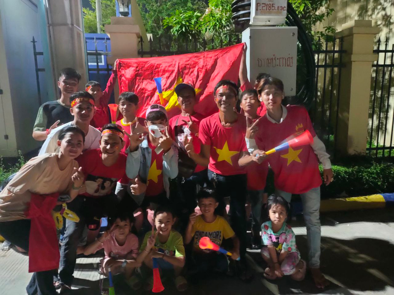 Út và đại gia đình ăn mừng chiến thắng của U22 Việt Nam trên đường về nhàẢnh: Thanh Hải