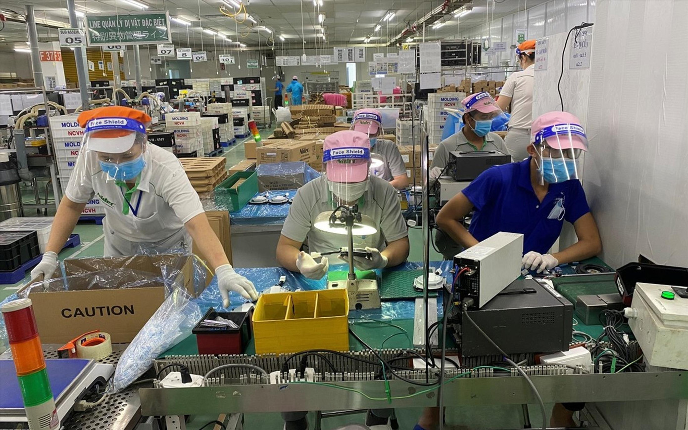 Công nhân Công ty Nidec Việt Nam ở lại làm việc trong những ngày Tết ảnh: U.P Công nhân Công ty Nidec Việt Nam ở lại làm việc trong những ngày Tết ảnh: U.P