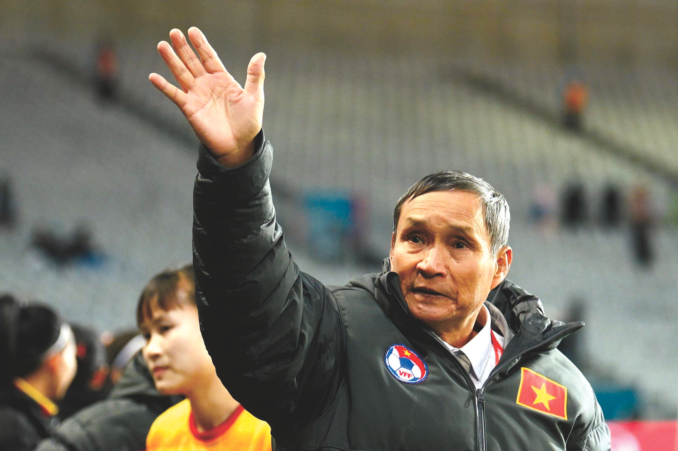 HLV Mai Đức Chung chào tạm biệt khán giả ở trận cuối gặp Hà Lan Ảnh: Getty Images