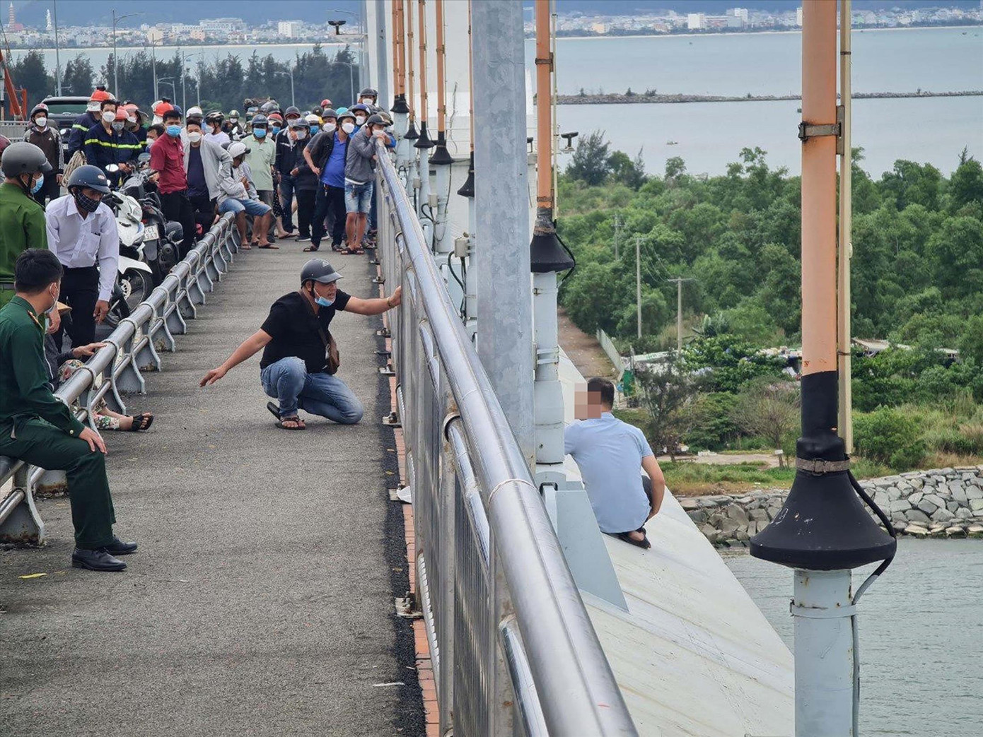 Suốt gần 15 tiếng đồng hồ thuyết phục, nhưng người đàn ông hôm sau đã nhảy cầu tự tử lần 2 Ảnh: CA