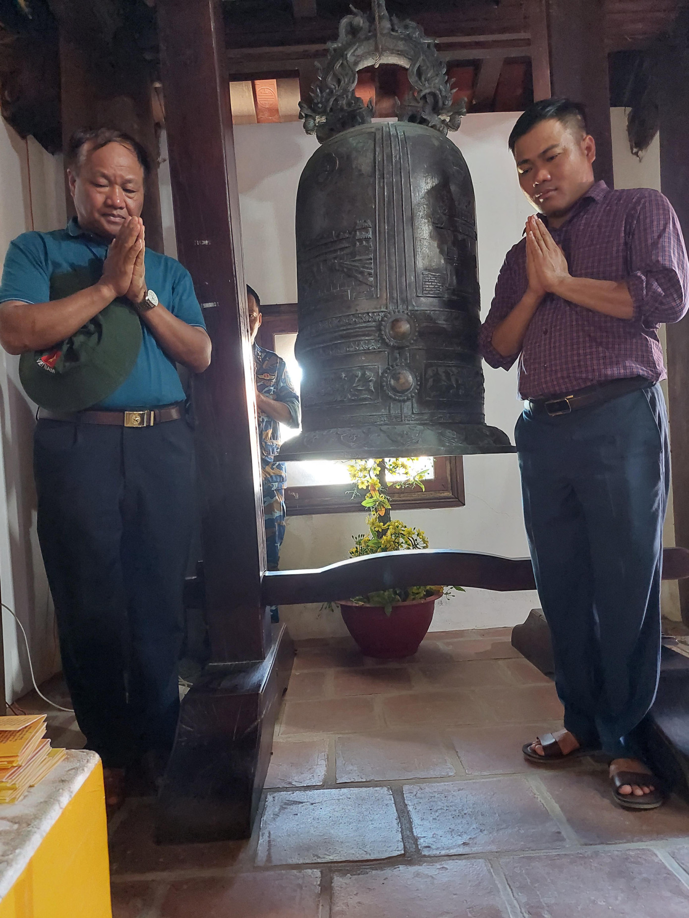 Cha con ông Thuấn bên chuông chùa đảo Sơn Ca Cha con ông Thuấn bên chuông chùa đảo Sơn Ca