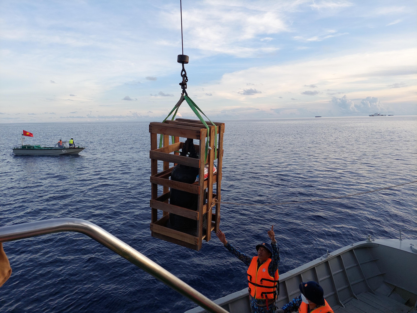 Chuyển chuông giữa Biển ĐôngẢnh: Trần Tuấn Chuyển chuông giữa Biển ĐôngẢnh: Trần Tuấn