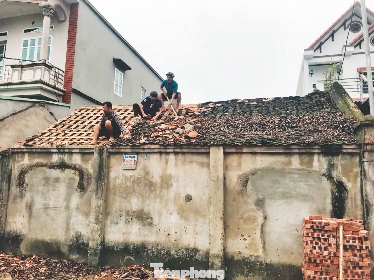 Người dân xã Xuân Cẩm tháo dỡ nhà ở hưởng ứng hiến đất làm đường Ảnh: Nguyễn Thắng