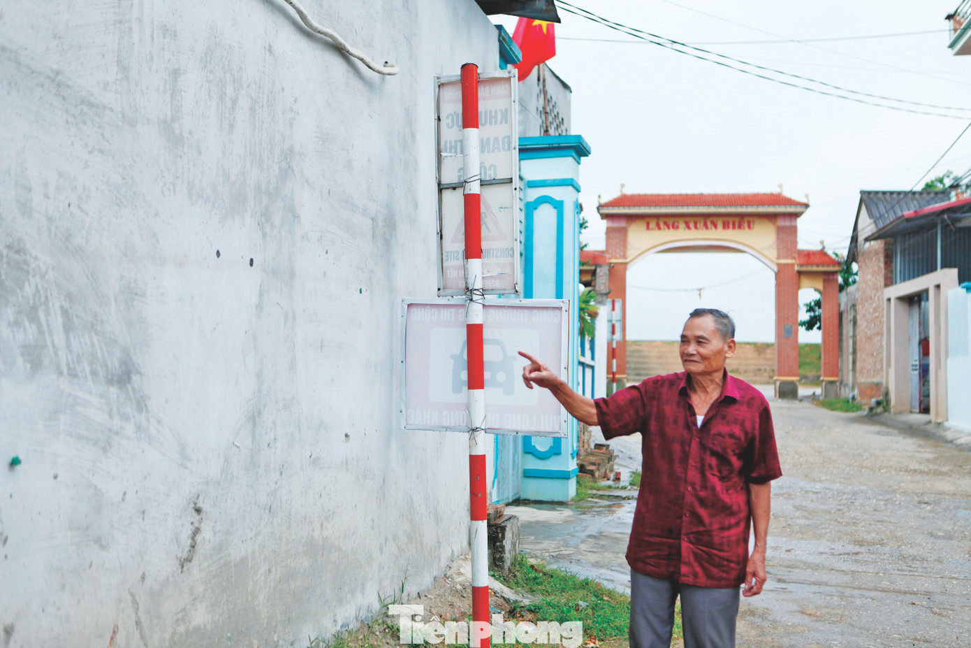 Ông Nguyễn Tiến Đạt thôn Xuân Biều (xã Xuân Cẩm) tự nguyện tháo dỡ phòng ngủ để hiến đất mở rộng đường làng Ảnh: Nguyễn Thắng