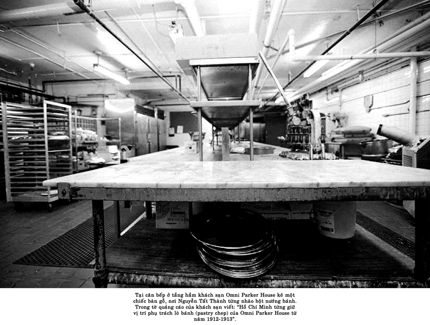 Chiếc bàn làm bánh tại Parker House. Ảnh: Mạnh Thường