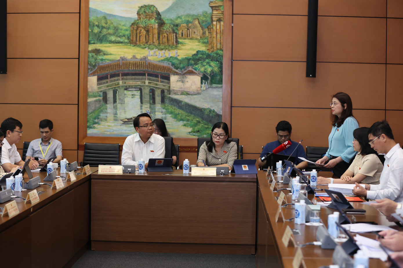 Đại biểu thảo luận tại tổ. ảnh: Như Ý Đại biểu thảo luận tại tổ. ảnh: Như Ý