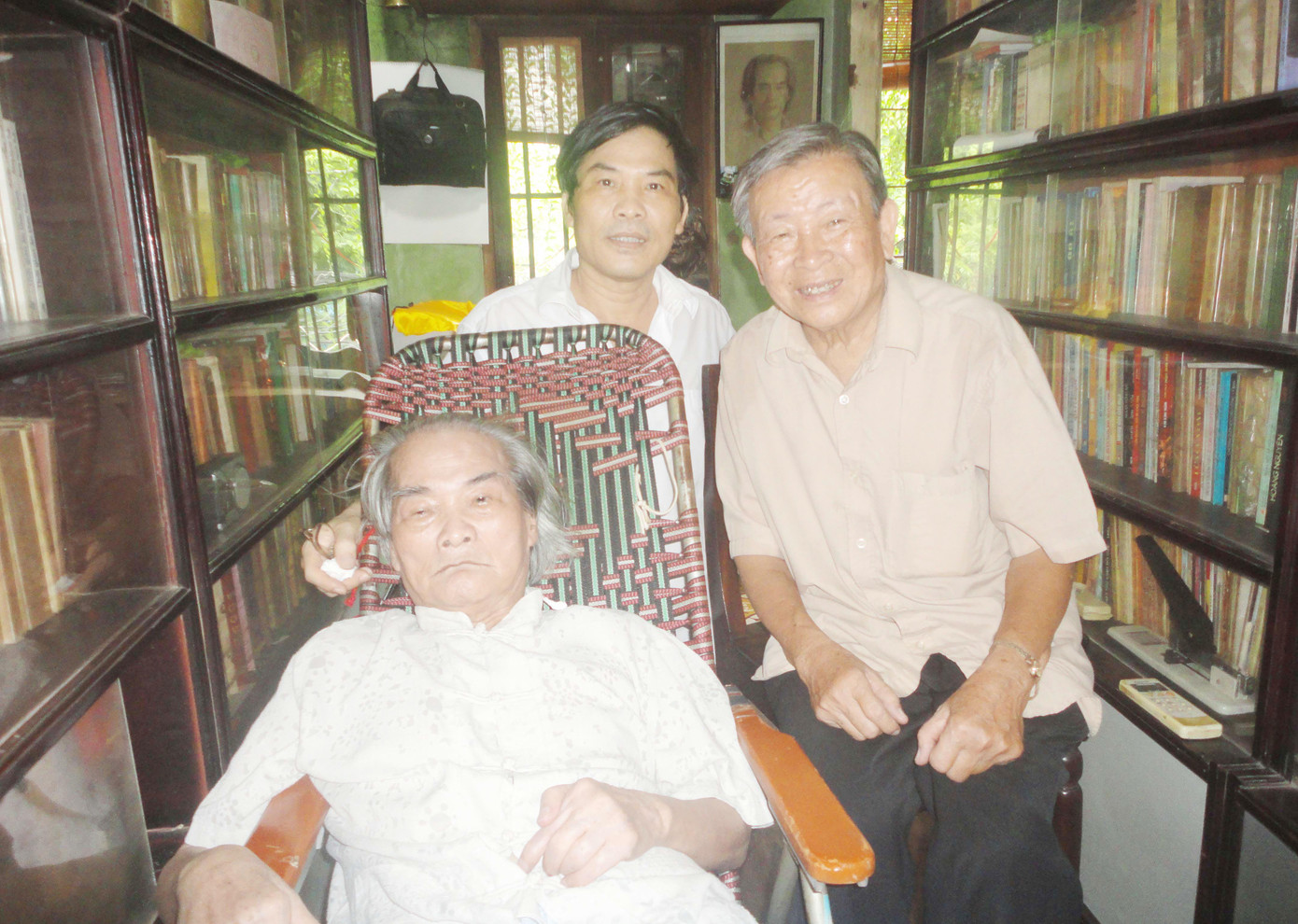 Nhiều năm qua, anh Bùi Sơn Định (đứng sau, bên trái) luôn chăm sóc nhà văn Sơn Tùng Ảnh: KIẾN NGHĨA