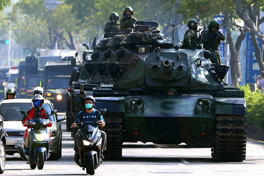 Binh sĩ Đài Loan (Trung Quốc) lái xe tăng M60 trên đường phố Đài Trung trong một cuộc diễn tập quân sự ngày 3/11/2020Ảnh: Reuters