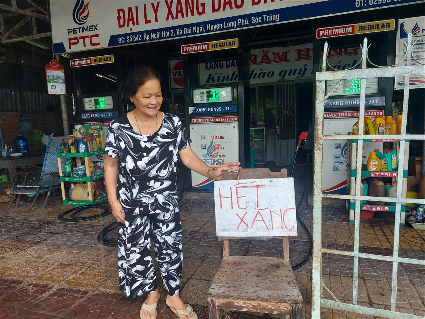 Cửa hàng của bà Nguyễn Thị Bích Vân (đại lý xăng dầu DNTN Năm Hung, xã Đại Ngãi, huyện Long Phú, tỉnh Sóc Trăng) hết xăng nhiều ngày qua Ảnh: T.Q Cửa hàng của bà Nguyễn Thị Bích Vân (đại lý xăng dầu DNTN Năm Hung, xã Đại Ngãi, huyện Long Phú, tỉnh Sóc Trăng) hết xăng nhiều ngày qua Ảnh: T.Q