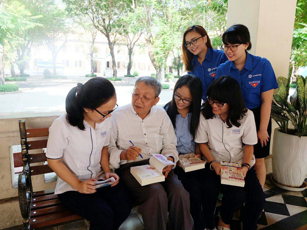 Nhà văn Lê Văn Nghĩa và độc giả học sinh. Ảnh: Ngô Công Trung Nhà văn Lê Văn Nghĩa và độc giả học sinh. Ảnh: Ngô Công Trung