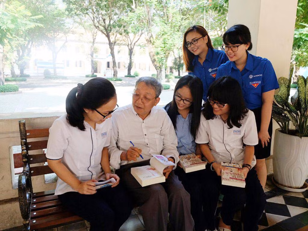 Nhà văn Lê Văn Nghĩa và độc giả học sinh. Ảnh: Ngô Công Trung