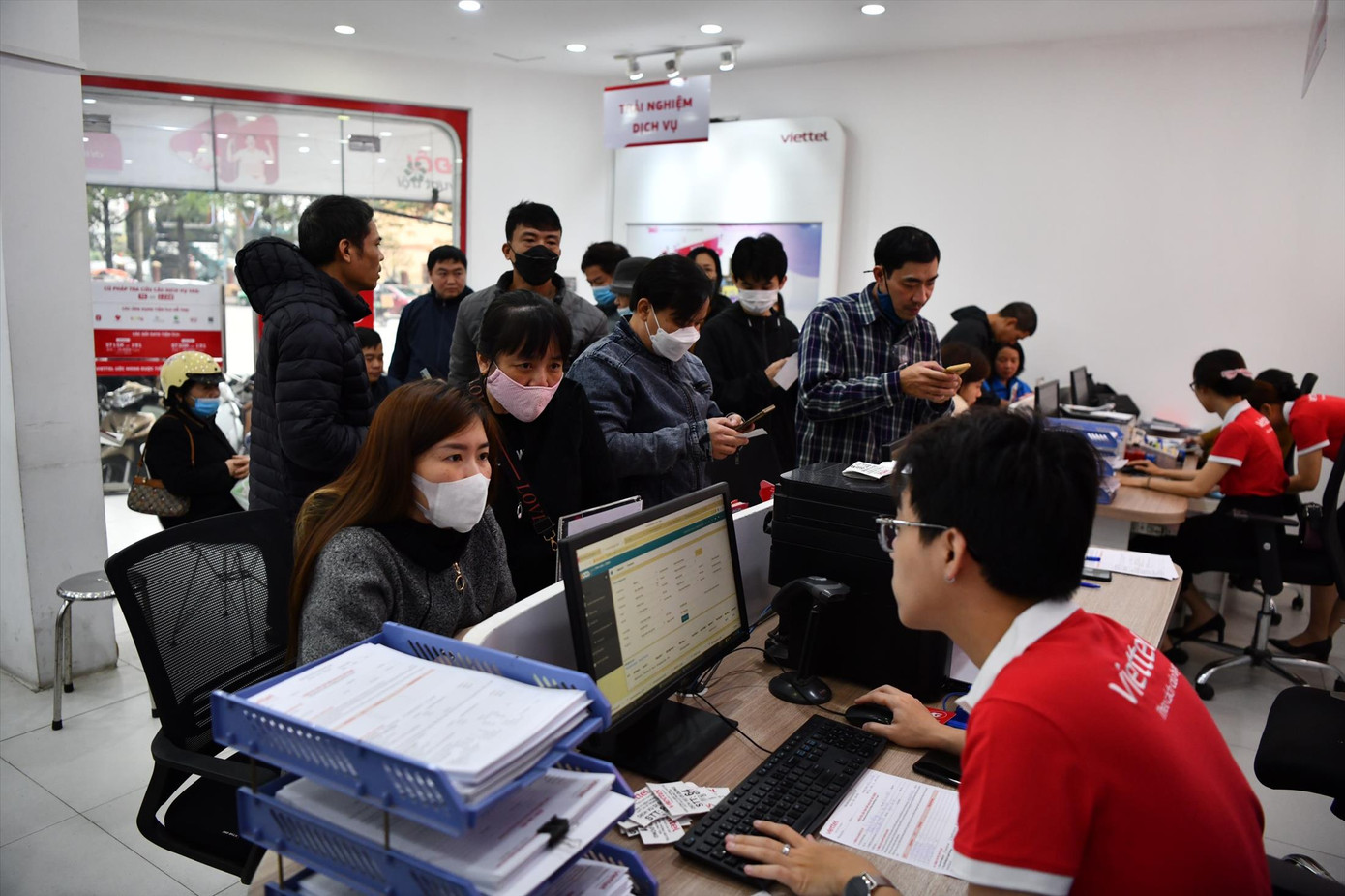 Thuê bao đổ xô đến nhà mạng để chuẩn hóa thông tin những ngày qua. Ảnh: Như Ý