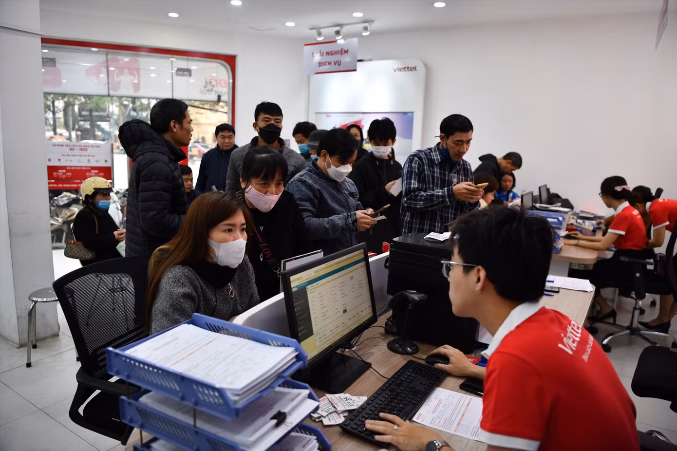 Thuê bao đổ xô đến nhà mạng để chuẩn hóa thông tin những ngày qua. Ảnh: Như Ý Thuê bao đổ xô đến nhà mạng để chuẩn hóa thông tin những ngày qua. Ảnh: Như Ý
