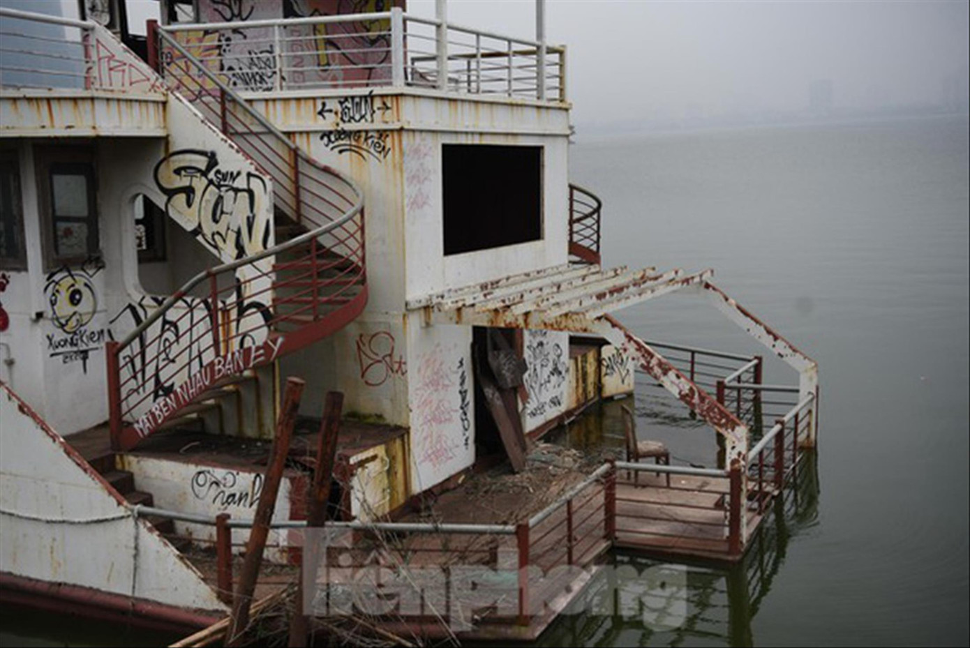 Nhiều năm, tàu thuyền cũ tại Hồ Tây vẫn chưa được di dời dứt điểm
