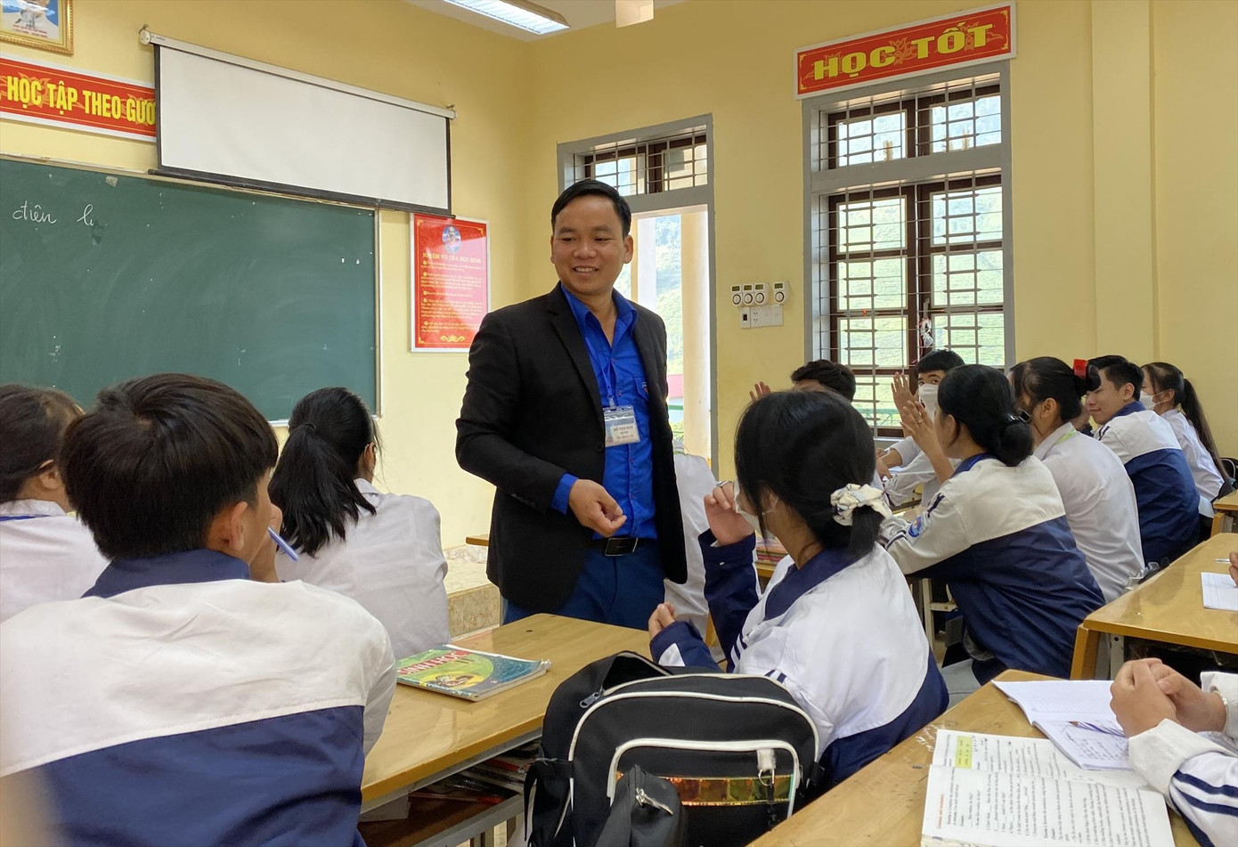 Thầy giáo trẻ Đỗ Văn Đàm (trường THPT Mộc Hạ) tích cực truyền cảm hứng tới học sinh miền núi về tinh thần học tập, khởi nghiệp. Thầy giáo trẻ Đỗ Văn Đàm (trường THPT Mộc Hạ) tích cực truyền cảm hứng tới học sinh miền núi về tinh thần học tập, khởi nghiệp.