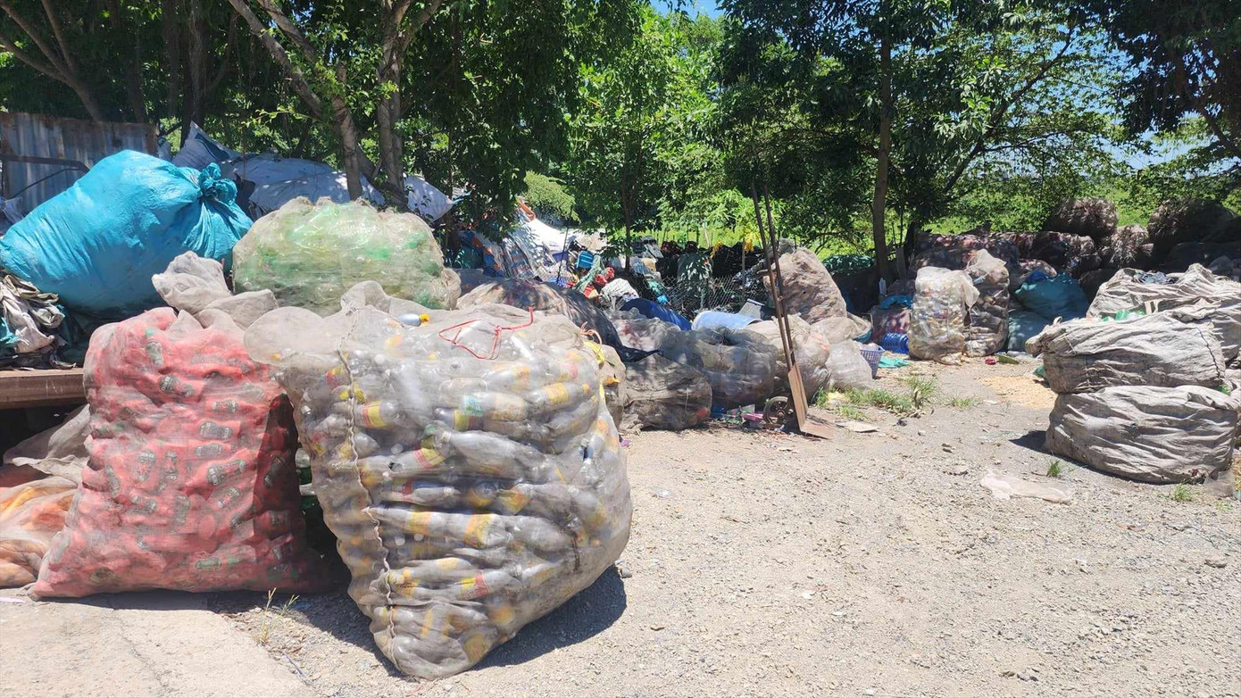 Phế liệu được để khắp đường làng thôn Xà Cầu Phế liệu được để khắp đường làng thôn Xà Cầu