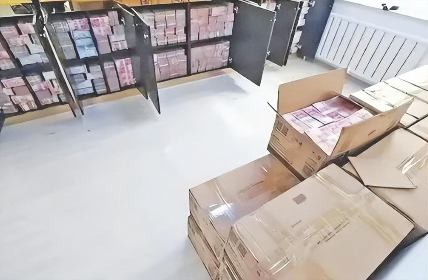 Tiền mặt thu được ở nhà Từ Trường Nguyên.