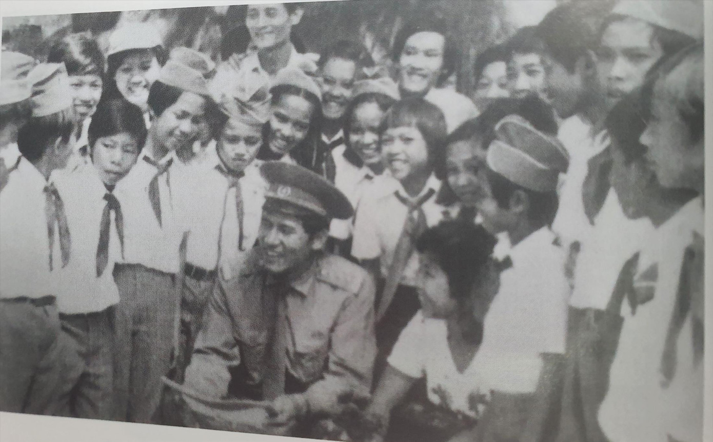 Anh hùng Phạm Tuân nói chuyện với thiếu nhi