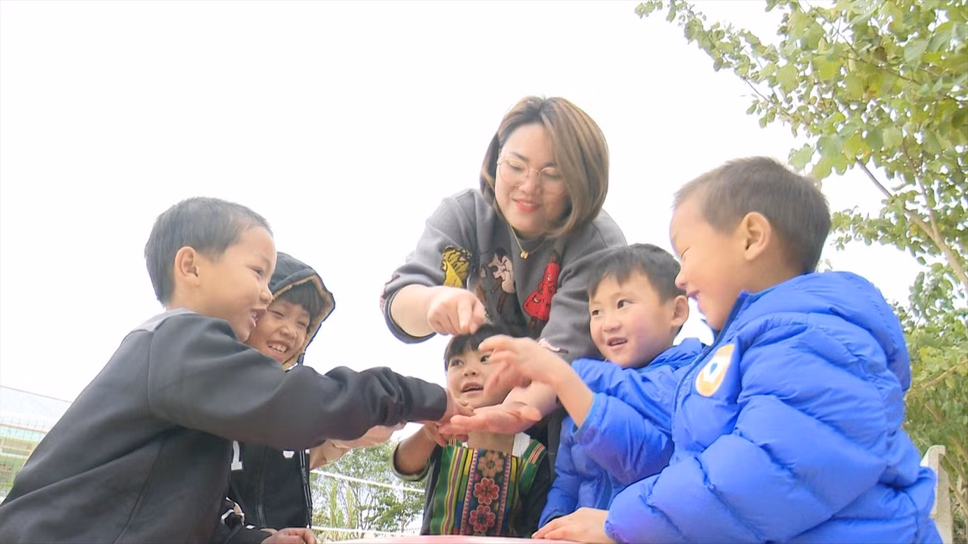 Cô Lò Thị Bích Đào bên học trò. Ảnh: Châu Linh Cô Lò Thị Bích Đào bên học trò. Ảnh: Châu Linh