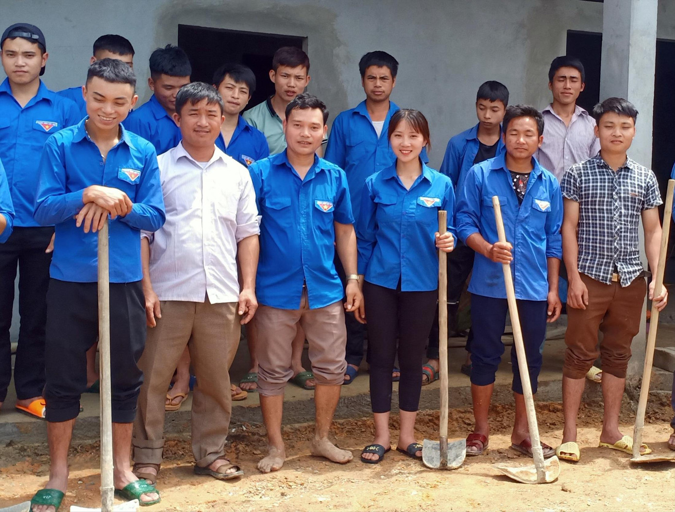 Anh Tải Văn Thưởng (hàng trên, thứ 3 từ trái sang) cùng ĐVTN Pố Lồ tham gia các phần việc hỗ trợ người dân địa phương Ảnh: NVCC