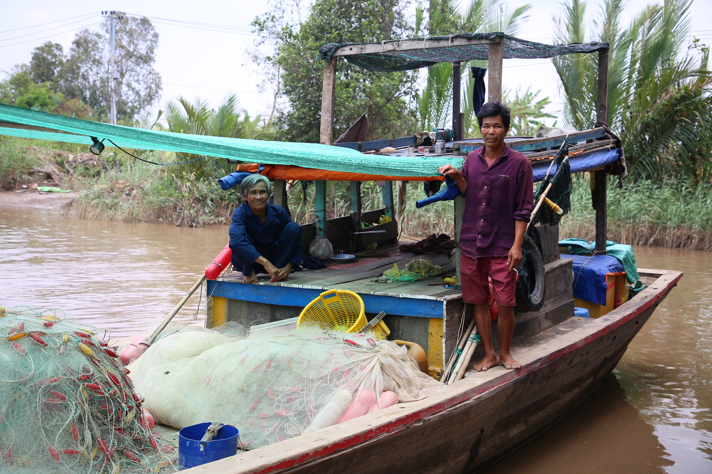Con ông Đình vẫn nối nghiệp cha, làm nghề đánh lưới nơi cửa Đại Con ông Đình vẫn nối nghiệp cha, làm nghề đánh lưới nơi cửa Đại
