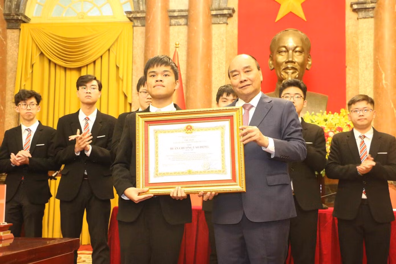 Trần Xuân Bách vinh dự được Chủ tịch nước tặng Huân chương Lao động hạng Nhì