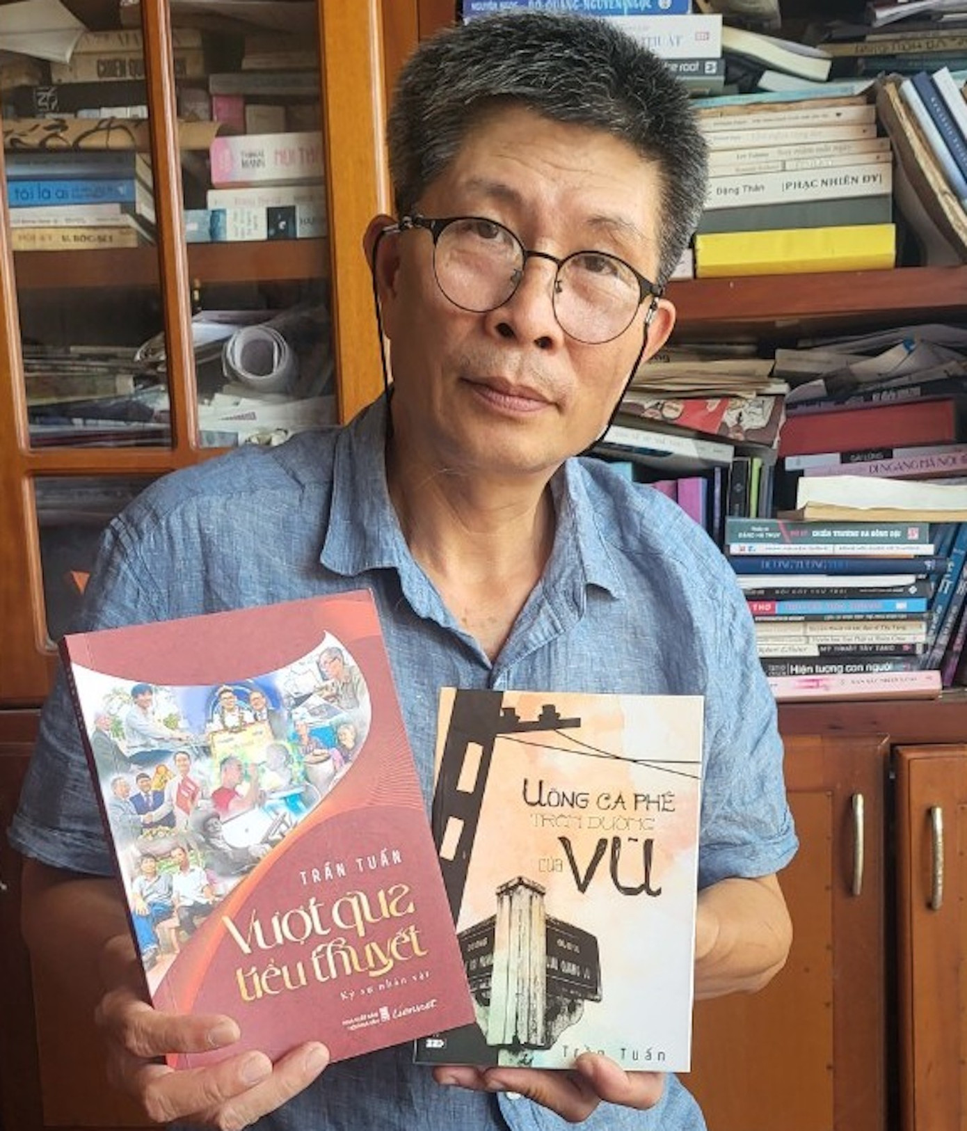 Nhà báo - nhà thơ Trần Tuấn giới thiệu 2 cuốn sách của mình tại Tuần lễ Sách Nhà báo - nhà thơ Trần Tuấn giới thiệu 2 cuốn sách của mình tại Tuần lễ Sách