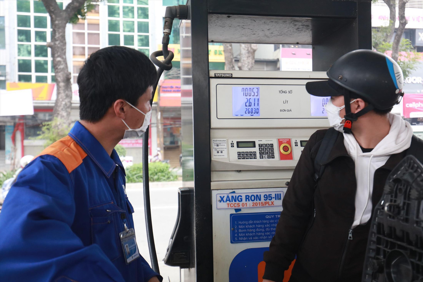 Doanh nghiệp cho rằng, họ lỗ nặng do giá xăng dầu liên tiếp tăng cao. Ảnh: Như Ý