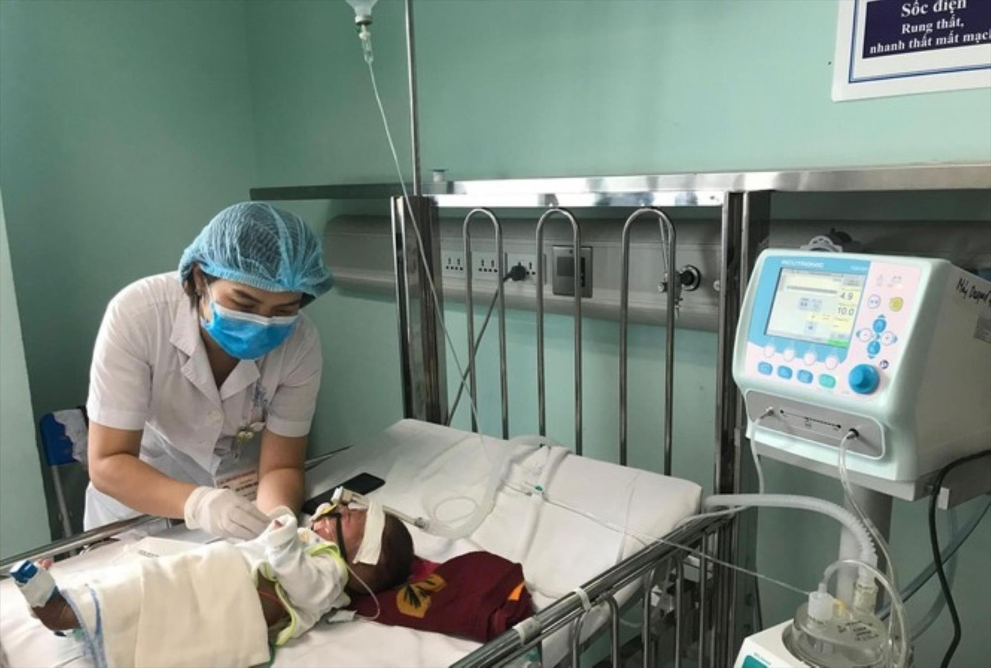 Trẻ mắc viêm đường hô hấp điều trị tại BV Nhi Trung ương. Ảnh: Th.Hà Trẻ mắc viêm đường hô hấp điều trị tại BV Nhi Trung ương. Ảnh: Th.Hà