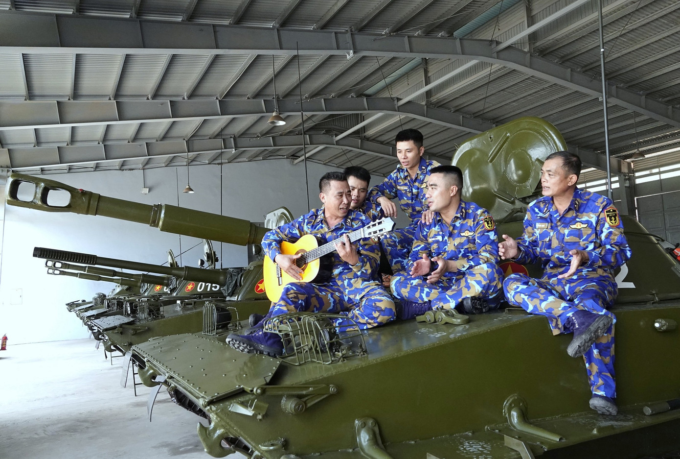 Phút giải lao sau giờ bảo dưỡng khí tài của chỉ huy Tiểu đoàn xe tăng 1047 và các quân nhân trong đơn vị. Ảnh: Nguyễn Minh Phút giải lao sau giờ bảo dưỡng khí tài của chỉ huy Tiểu đoàn xe tăng 1047 và các quân nhân trong đơn vị. Ảnh: Nguyễn Minh