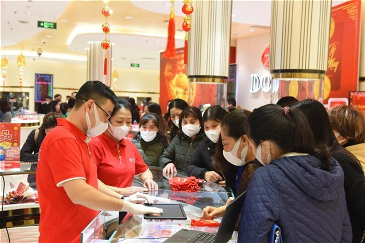 Người dân xếp hàng mua vàng ngày Vía Thần tài năm 2022 Ảnh DJ