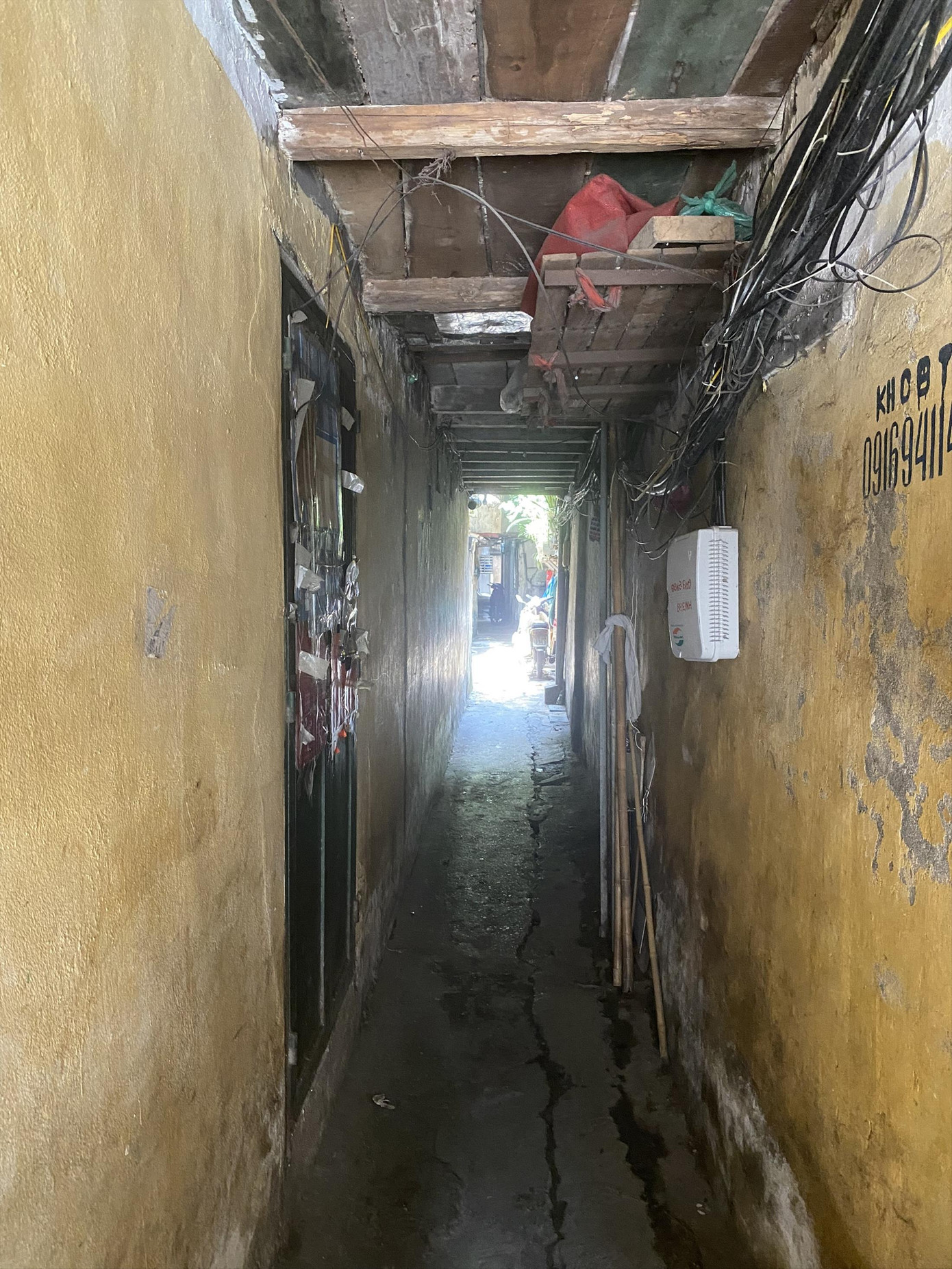 Không gian nhỏ hẹp sâu bên trong con ngõ Hàng Chỉ ở phường Hàng Gai, quận Hoàn Kiếm ảnh: Việt Khôi