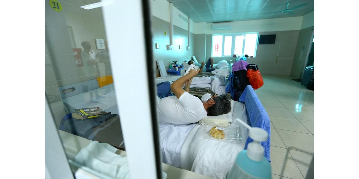 Một bệnh nhân đọc sách trên giường bệnh